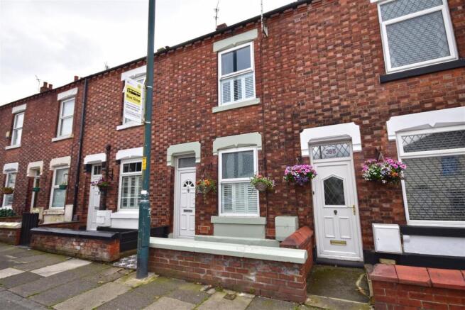 2 bed property, in Stockport Road, £225,000