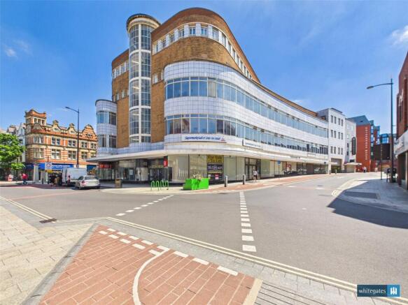 1 bed property, in St. Sepulchre Gate, £35,000
