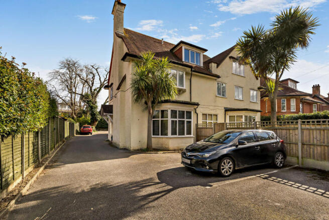 2 bed property, in 51 Wingfield Court, £250,000