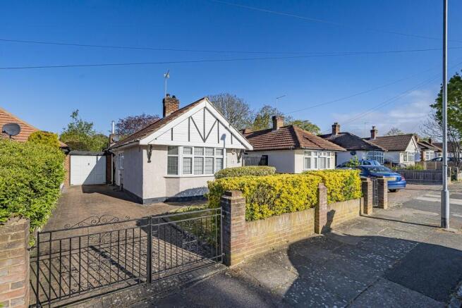 2 bed property, in Hazelwood Drive, £575,000