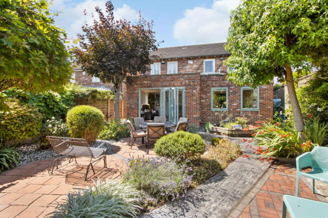 4 bed property, in Moorlands Court, £375,000
