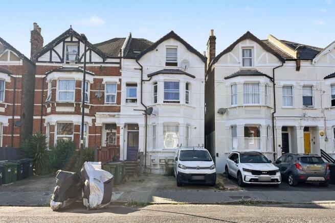 3 bed property, in Gleneagle Road, £225,000