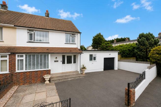 4 bed property, in Winstone Avenue, £350,000