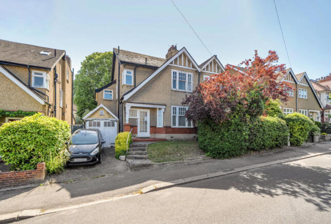 3 bed property, in Hawthorn Road, £675,000