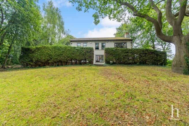 5 bed property, in Chenotrie Gardens, £725,000