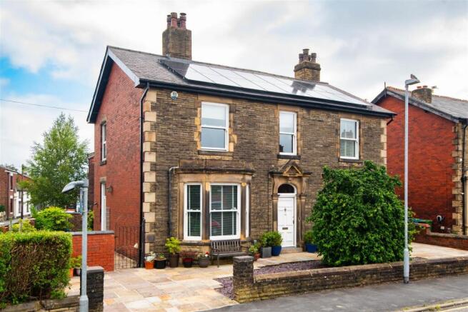 5 bed property, in Rawcliffe Road, £424,995