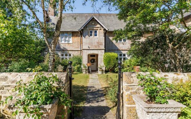 5 bed property, in STUNNING PERIOD HOME - Debourne Manor Road, £850,000