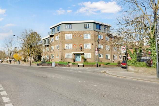 1 bed property, in Neasden Lane, £300,000