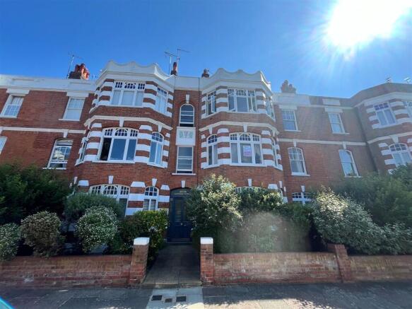 2 bed property, in Castelnau Gardens, £470,000