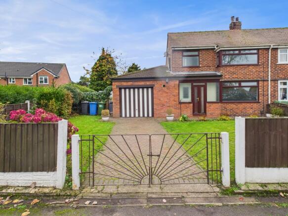 3 bed property, in Manchester Road, £255,000