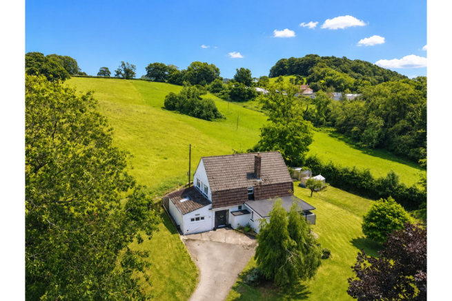 5 bed property, in Whitestaunton, £695,000