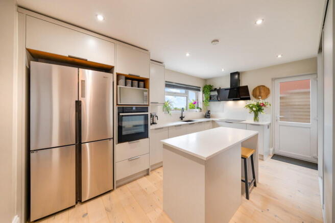 4 bed property, in Balmoral Way, £520,000