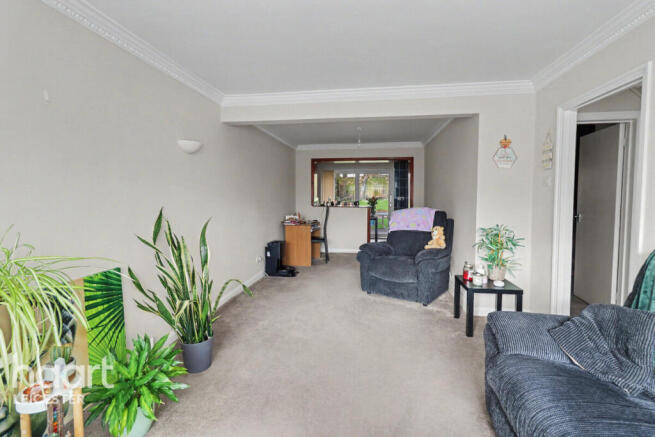 5 bed property, in Farmway, £375,000