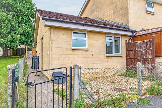 1 bed property, in Poynder Road, £110,000