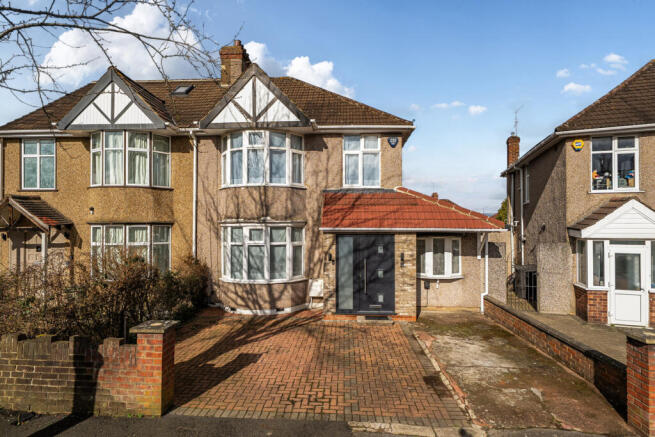 5 bed property, in Beechwood Avenue, £725,000