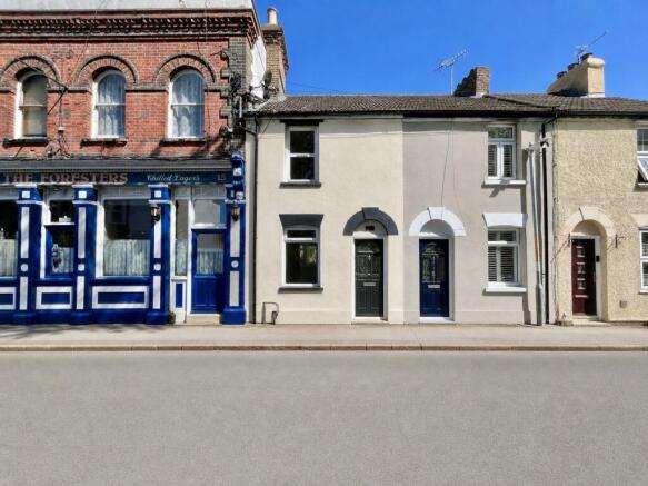 2 bed property, in Great Queen Street, £250,000
