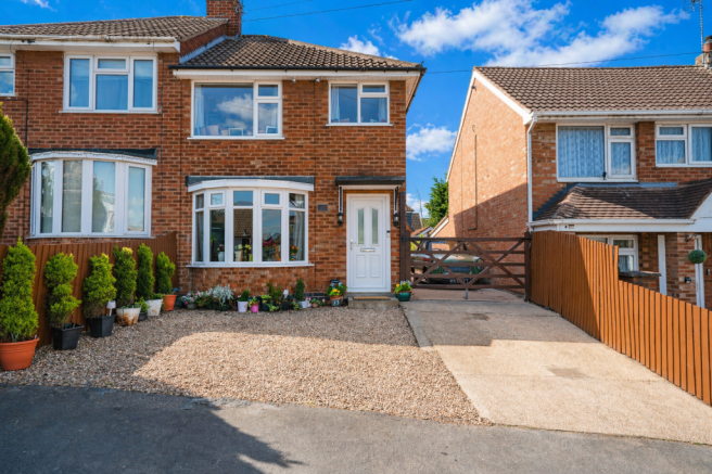 3 bed property, in Dorset Avenue, £290,000