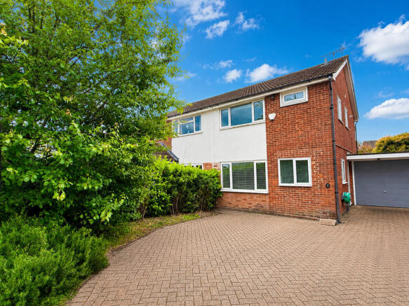 3 bed property, in Orchard Close, £425,000