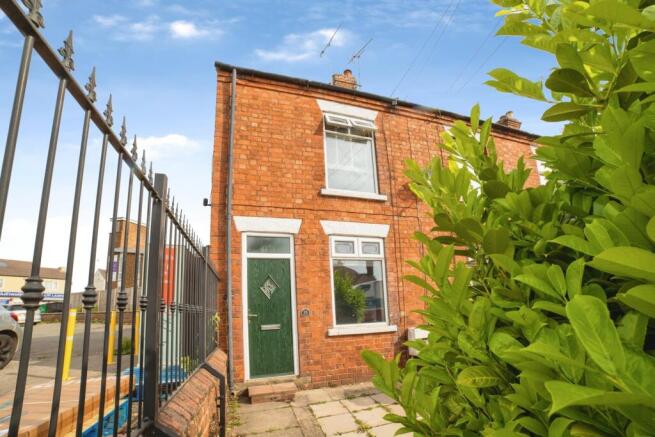 2 bed property, in Blackwell Road, £100,000