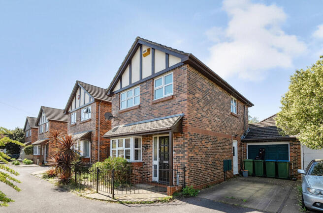 3 bed property, in Cheviot Green, £395,000