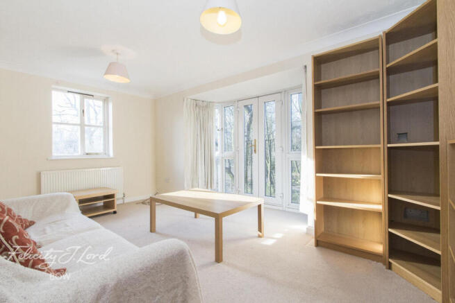 2 bed property, in Tidworth Road, £325,000