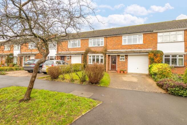 4 bed property, in Harwood Close, £600,000