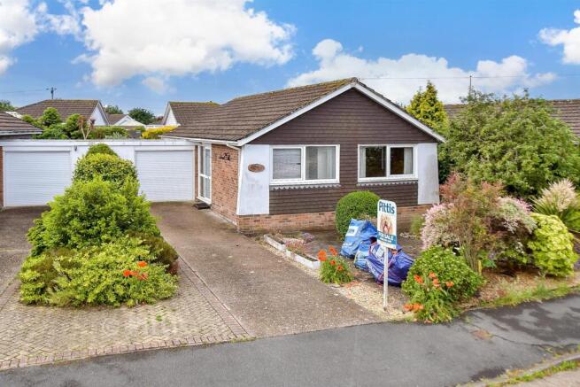 2 bed property, in Rowan Tree Drive, £300,000