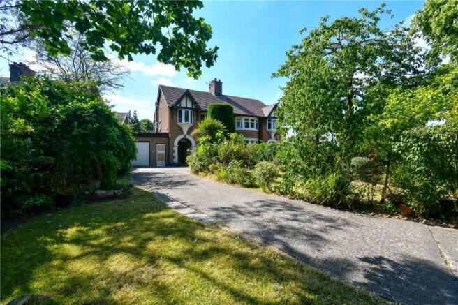 3 bed property, in Pulford Road, £325,000