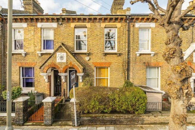 2 bed property, in Eversleigh Road, £725,000
