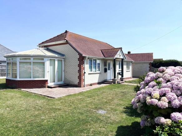 2 bed property, in East Bracklesham Drive, £510,000