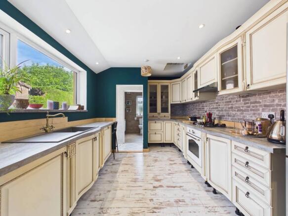3 bed property, in Leicester Square, £375,000