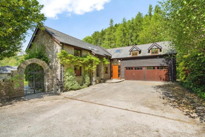 5 bed property, in Goytre, £750,000