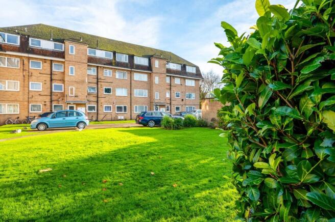 1 bed property, in Linden Grove, £275,000