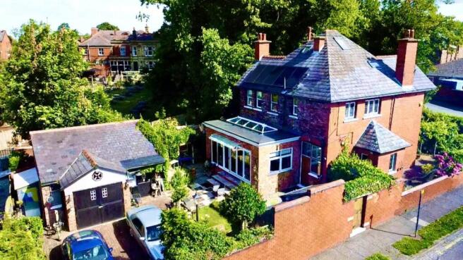 4 bed property, in Dentons Green Lane, £587,950