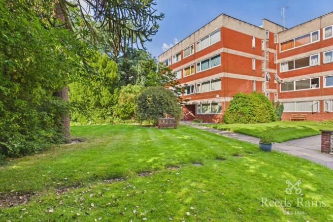 1 bed property, in Wardle Road, £100,000