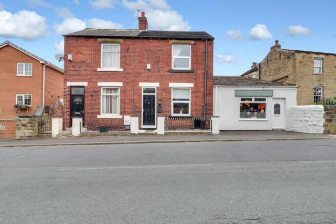 2 bed property, in Manor Road, £160,000