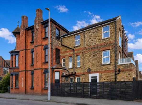 3 bed property, in A Westbrook Gardens, £325,000