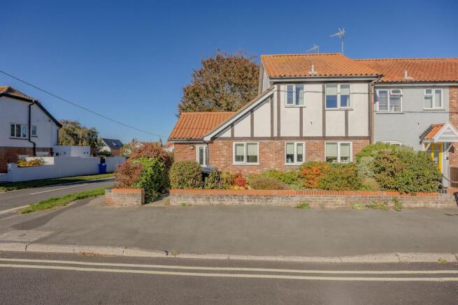 2 bed property, in Pier Avenue, £475,000