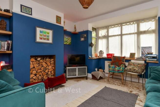 4 bed property, in Carden Avenue, £550,000