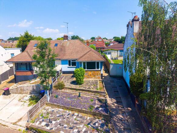 2 bed property, in Rayleigh Road, £325,000
