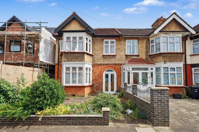 3 bed property, in St. Andrews Road, £395,000