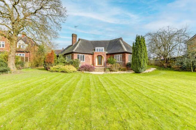4 bed property, in Woodford Road, £550,000