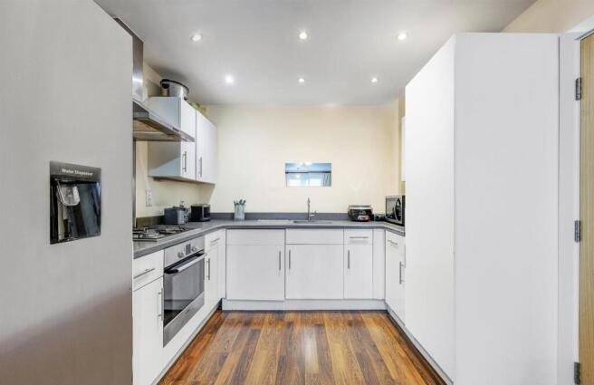 2 bed property, in Harborough House, £225,000
