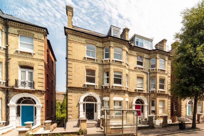 2 bed property, in Cromwell Road, £290,000