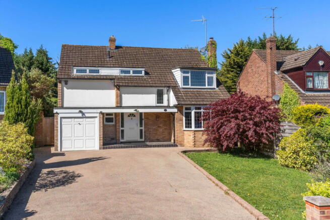 4 bed property, in Brookside Crescent, £900,000