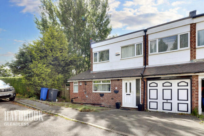 3 bed property, in Fox Lane, £190,000