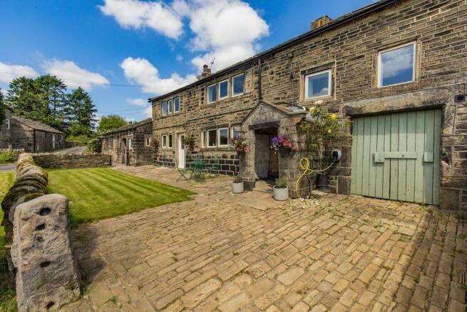 5 bed property, in Lower Han Royd, £720,000