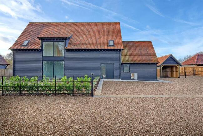 5 bed property, in Brent Hall Road, £950,000