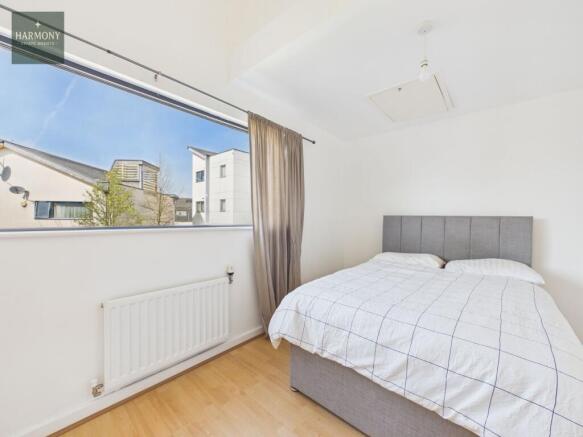2 bed property, in Cairns Avenue, £465,000