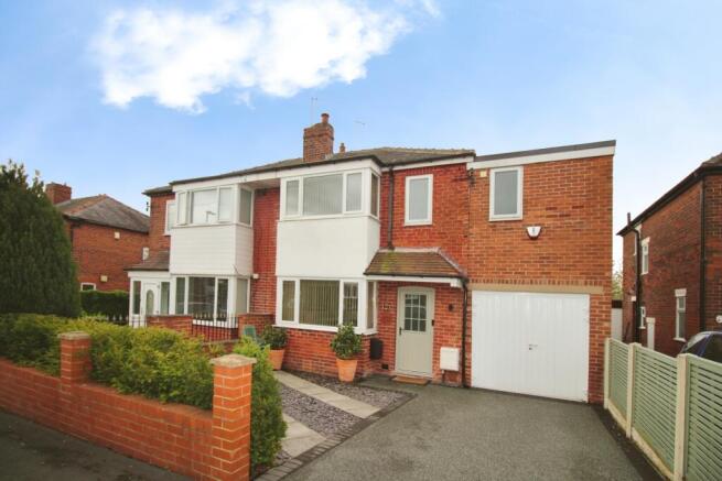 3 bed property, in Carr Gate Mount, £350,000
